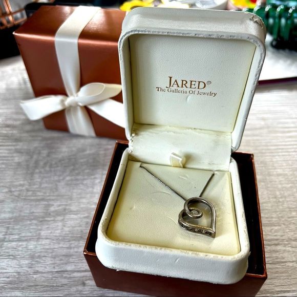 silver heart pendant necklace with diamond - Picture 1 of 3